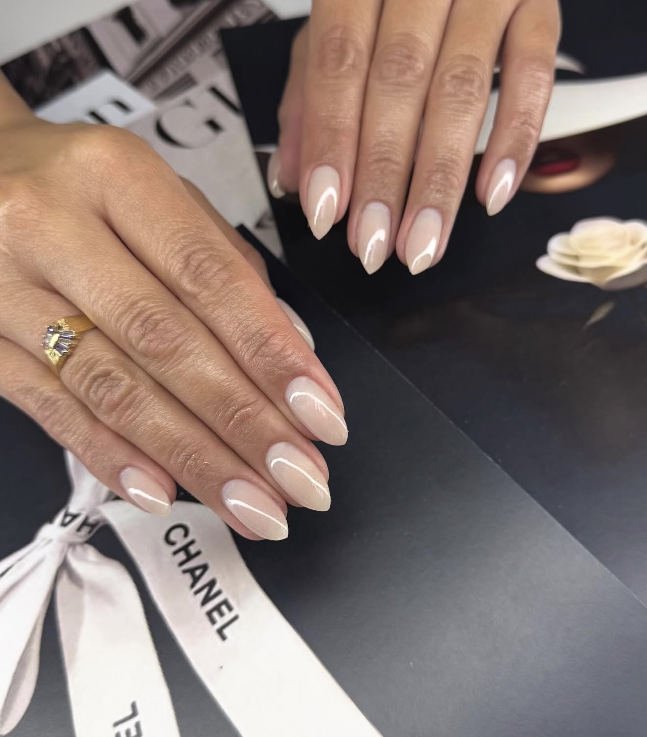 Manicure nude elegante hecho por Manicure by Lola en Dallas y Addison